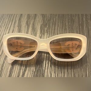 Authentic, like new CHANEL CC LOGO beige 5493 A sunglasses - EXCELLENT CONDITION